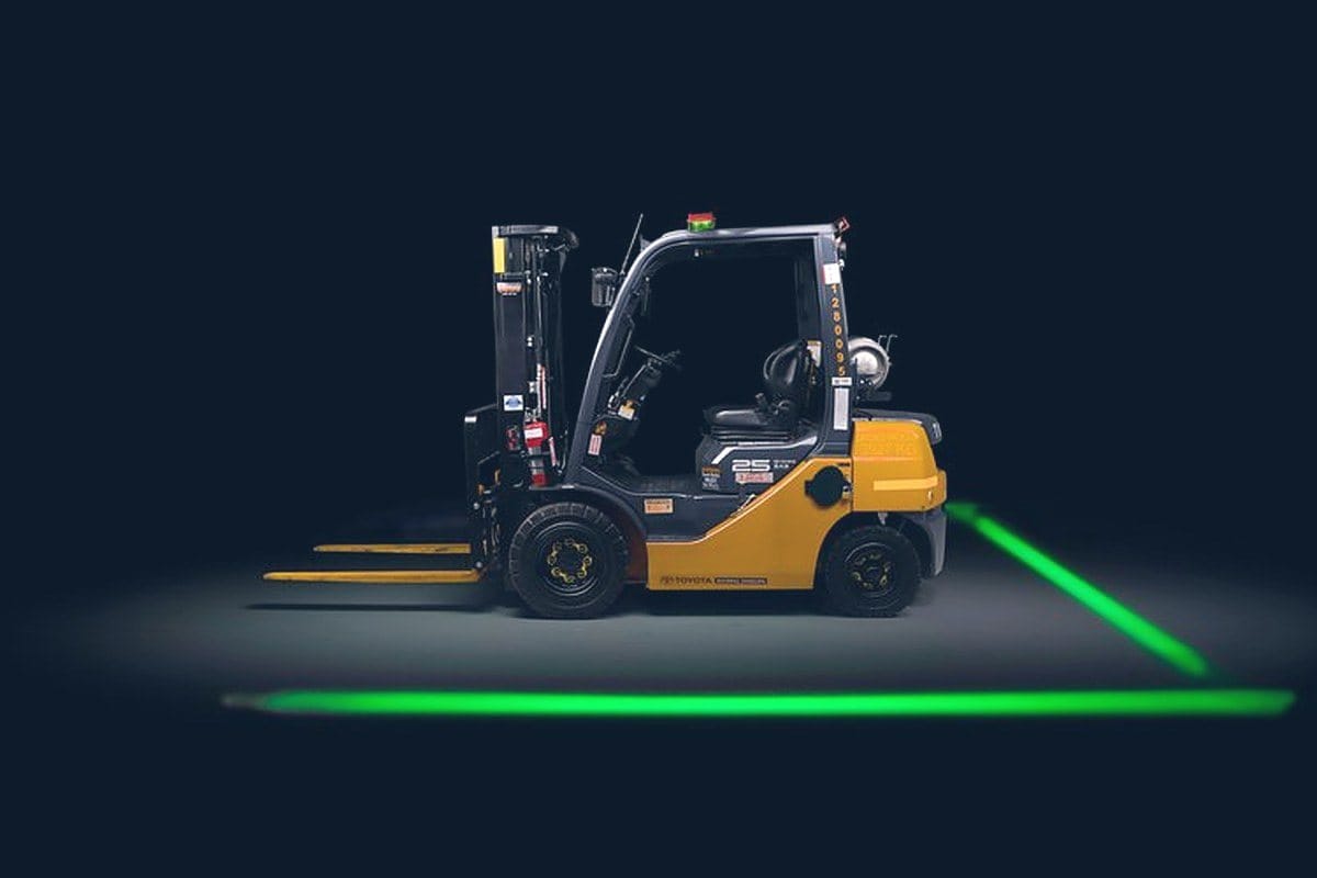 Montacargas con línea LED verde